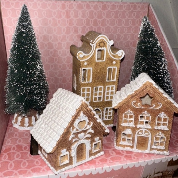Cupcakes & Cashmere 5pc LED Gingerbread Christmas Village Set - Picture 2 of 4